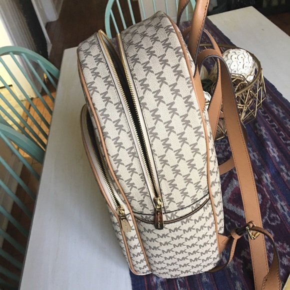 Michael Kors Medium sized MK backpack - Picture 6 of 8